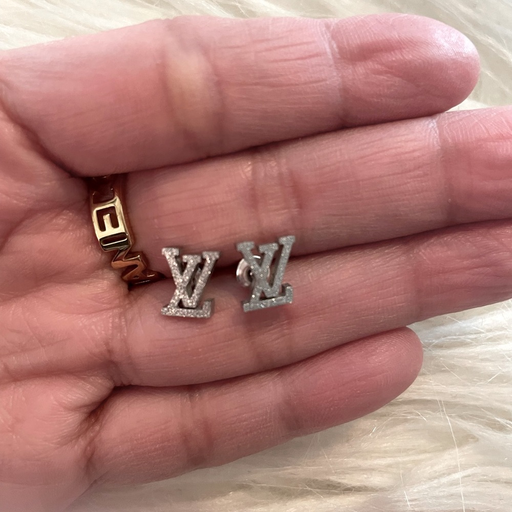 Tiny LV studs